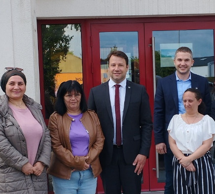 le Président de la Région Bretagne Loïg Chesnais-Girard entouré d'élus et de bénéficiaires du soutien de la voix des femmes