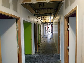 Les couloirs en chantier du futur centre CLPS à Lannion