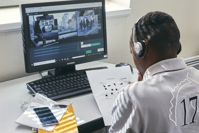 Stagiaire suivant un parcours de formation hybride
