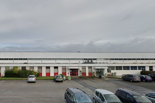 Vue extérieure d'un bâtiment accueillant le centre de formation CLPS de Guingamp. Un parking est situé devant l'entrée principale du bâtiment.