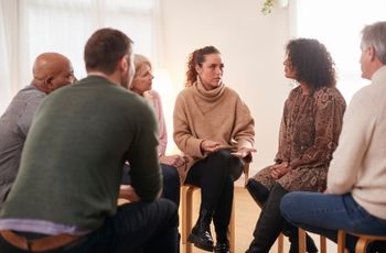 Participants assis en cercle lors d’un échange en groupe dans une salle de formation.