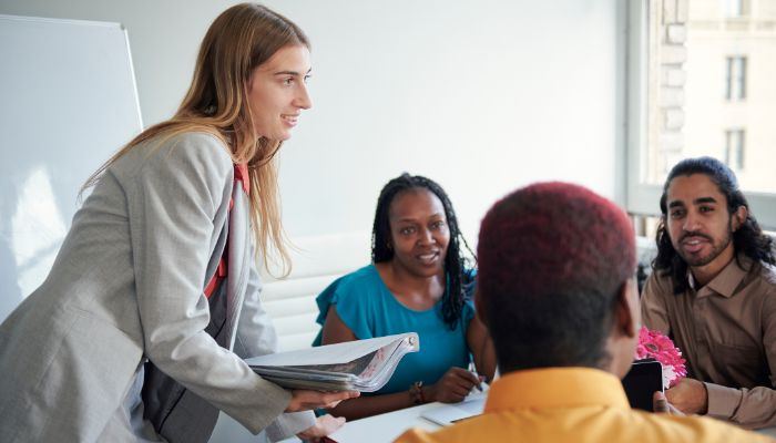 Plusieurs personnes participent à un échange autour d’une table lors d’une réunion de travail.