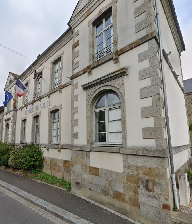 Bâtiment en pierre de deux étages avec l’inscription « Hôtel de Ville » visible sur la façade.