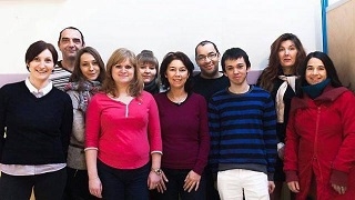 Groupe de personnes souriantes.