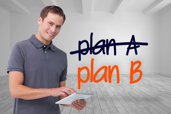 Homme tenant une tablette numérique dans une pièce vide. À l'arrière-plan, les mots « plan A » sont barrés et remplacés par « plan B » écrit en orange.