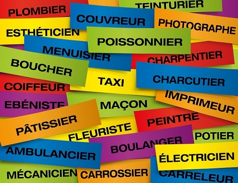 Illustration composée de nombreuses étiquettes colorées portant des noms de métiers tels que « plombier », « boulanger », « peintre », « menuisier », « mécanicien » ou « électricien ».