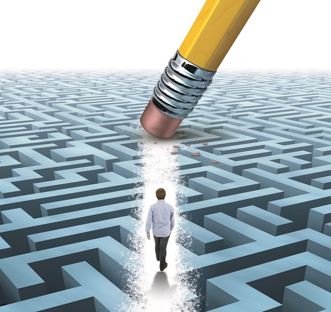 Illustration représentant une personne marchant dans un labyrinthe tandis qu'une immense gomme de crayon efface un passage pour ouvrir un nouveau chemin.