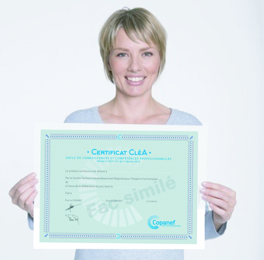 Femme tenant devant elle un certificat « CléA » de couleur vert clair.