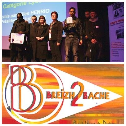 Montage composé de deux photographies : en haut, un groupe de personnes sur une scène lors d'une cérémonie de remise de prix ; en bas, le logo « Breizh2Bâche » sur un support aux couleurs orange et jaune.