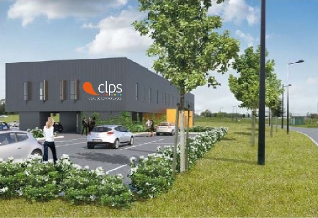 Bâtiment moderne gris portant le logo CLPS, entouré d’un parking, d’arbres et d’espaces verts.