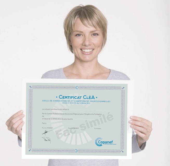 Femme tenant un certificat CléA® devant elle.