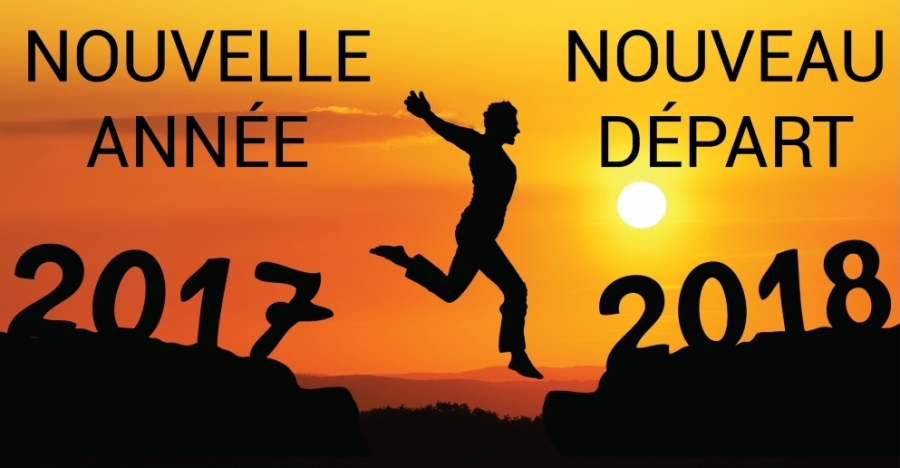Silhouette d’une personne sautant entre les chiffres « 2017 » et « 2018 » sur fond de coucher de soleil.