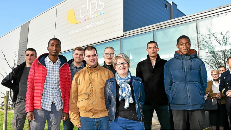 Groupe de personnes posant devant le bâtiment du CLPS à Brest. Plusieurs participants sont alignés devant la façade vitrée du centre de formation.