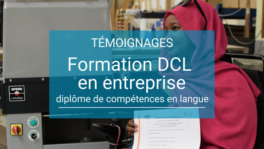 Miniature vidéo montrant une femme tenant un document dans un environnement professionnel. Le texte « Témoignages Formation DCL en entreprise diplôme de compétences en langue » apparaît au centre de l'image.
