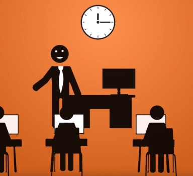 Illustration représentant une salle de formation. Une personne se tient devant un bureau et un écran tandis que plusieurs apprenants sont assis à leur poste de travail. Une horloge est visible au-dessus de la scène.