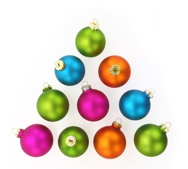 Dix boules de Noël colorées disposées en forme de sapin sur un fond blanc.