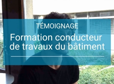 Miniature vidéo montrant un homme assis devant une baie vitrée. Un bandeau bleu affiche le texte « Témoignage Formation conducteur de travaux du bâtiment ».