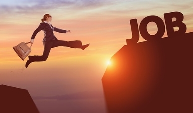 Illustration montrant une personne en tenue professionnelle tenant une mallette et sautant au-dessus d'un vide entre deux falaises. Sur la falaise de droite figure le mot « JOB ».