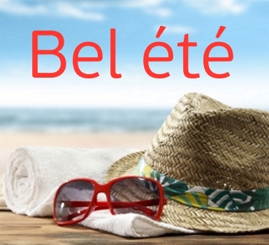 Texte « Bel été » en rouge au-dessus d'un chapeau de paille, d'une paire de lunettes de soleil rouges et d'une serviette blanche posés sur une surface en bois.