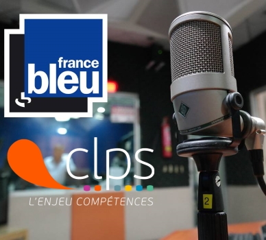 Microphone de studio installé devant une vitre dans un environnement d'enregistrement radio. Les logos France Bleu et CLPS L'enjeu compétences sont visibles sur l'image.
