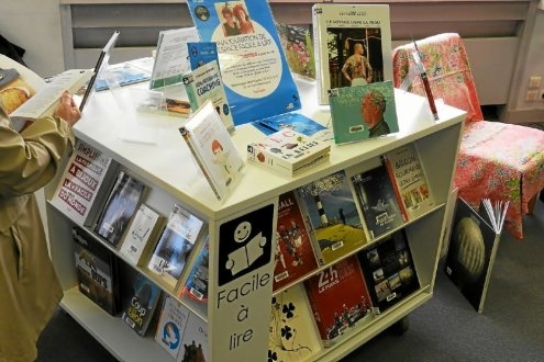 Présentoir de bibliothèque « Facile à lire » présentant des livres exposés de face sur un meuble blanc identifié par un panneau « Facile à lire ».