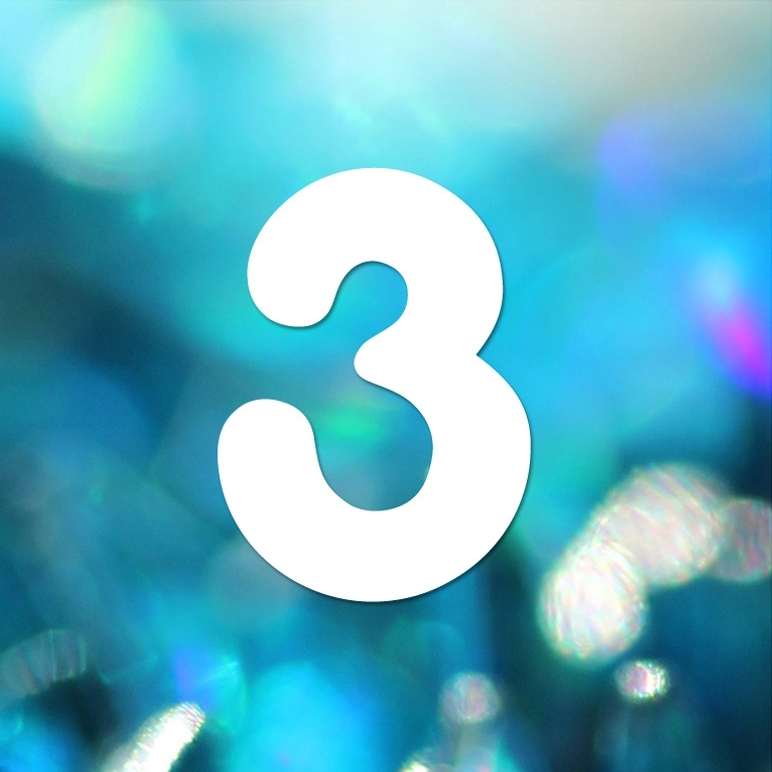 Chiffre 3 blanc sur fond bleu aux effets lumineux.