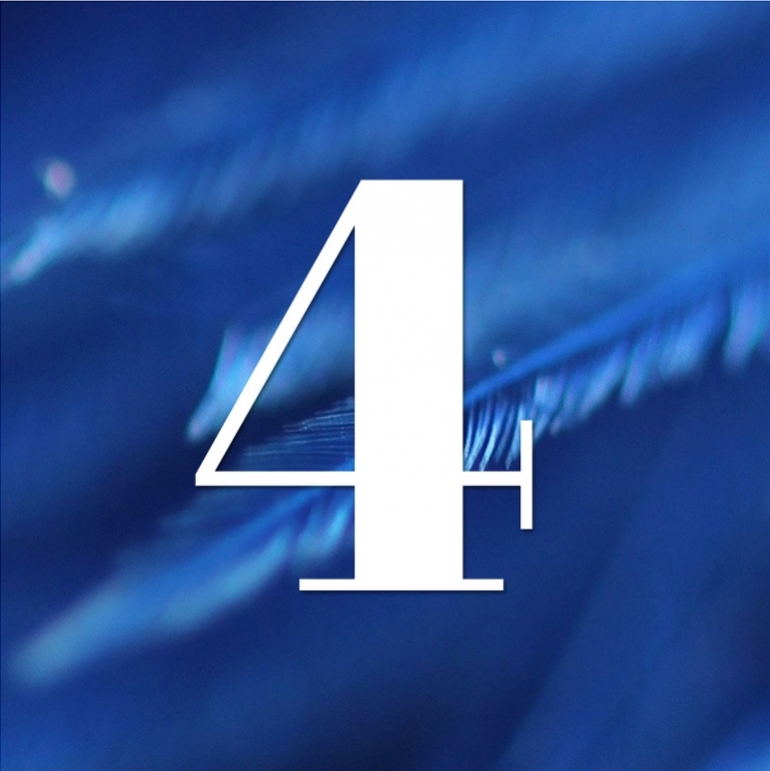 Chiffre 4 blanc sur fond bleu flou.