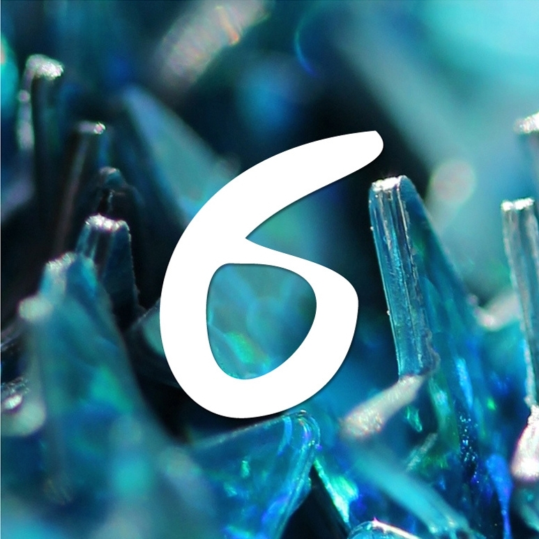Chiffre 6 blanc sur fond bleu et turquoise aux reflets brillants.