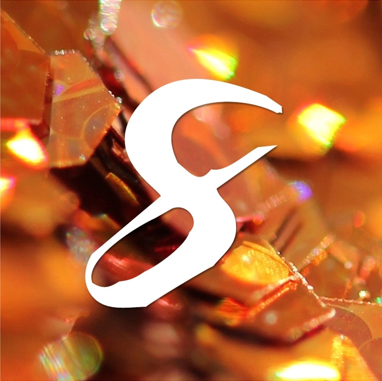 Chiffre 8 blanc stylisé sur fond orange composé de formes brillantes et colorées.
