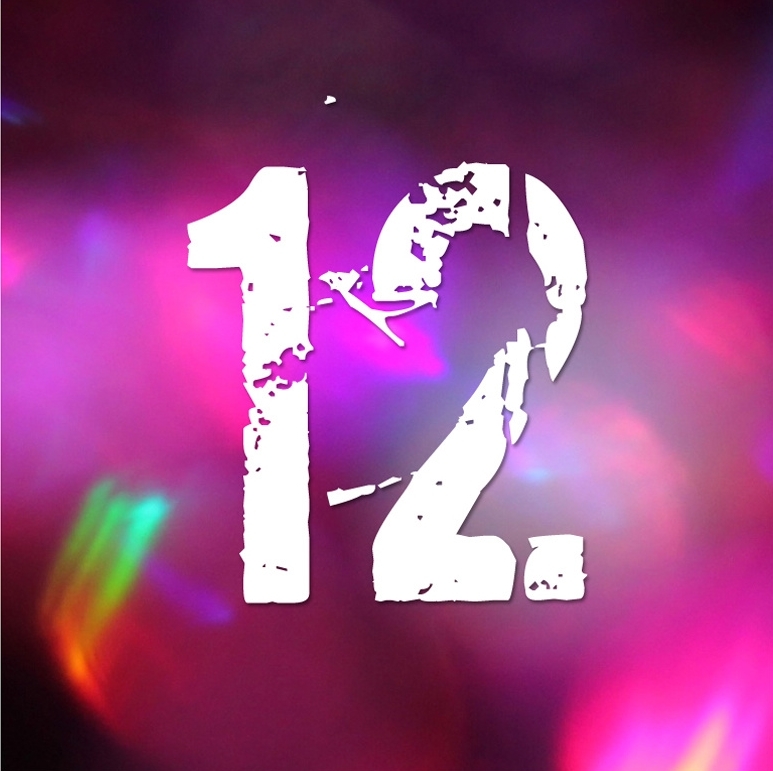 Nombre 12 blanc sur fond rose, violet et magenta aux effets lumineux.