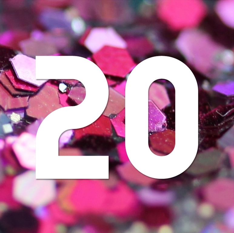 Nombre 20 blanc sur fond rose et violet composé de paillettes hexagonales.