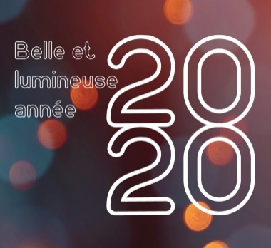 Texte « Belle et lumineuse année » accompagné du nombre « 2020 » en grand sur un fond de lumières floues colorées.