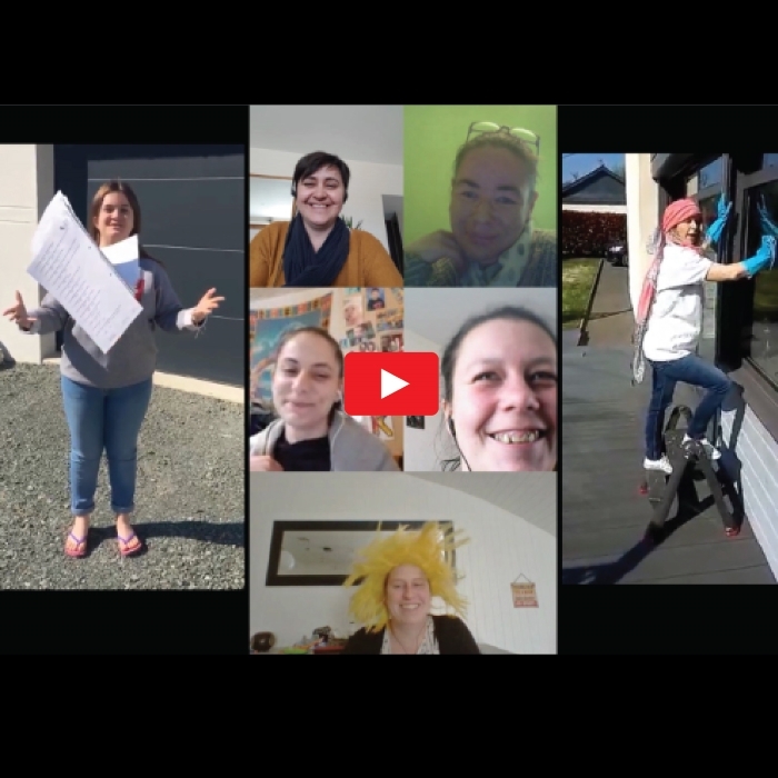 Montage de plusieurs captures vidéo montrant des personnes participant à distance à une activité collective depuis leur domicile. Un bouton de lecture vidéo YouTube apparaît au centre de l'image.
