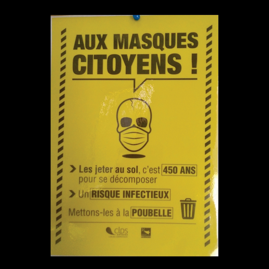 Affiche plastifiée de sensibilisation sur fond jaune vif encadrée par deux bordures composées de bandes noires en diagonale. En haut de l'affiche, le message « AUX MASQUES CITOYENS ! » apparaît en grandes lettres noires dans une bulle de dialogue. Au centre, un pictogramme noir représente un visage stylisé portant un masque de protection. Dans la partie inférieure, plusieurs messages de prévention sont écrits en noir avec certains mots mis en évidence dans des encadrés jaunes, notamment « 450 ANS », « RISQUE INFECTIEUX » et « POUBELLE ». Une icône de poubelle noire est visible à droite. Les logos du CLPS et de Lannion-Trégor Communauté apparaissent en bas de l'affiche.