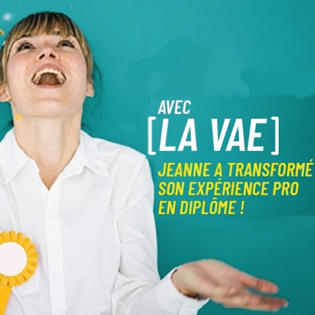 Affiche promotionnelle sur fond bleu turquoise montrant une femme vêtue d’une chemise blanche avec une cocarde jaune, accompagnée du texte « Avec la VAE, Jeanne a transformé son expérience pro en diplôme ! ».