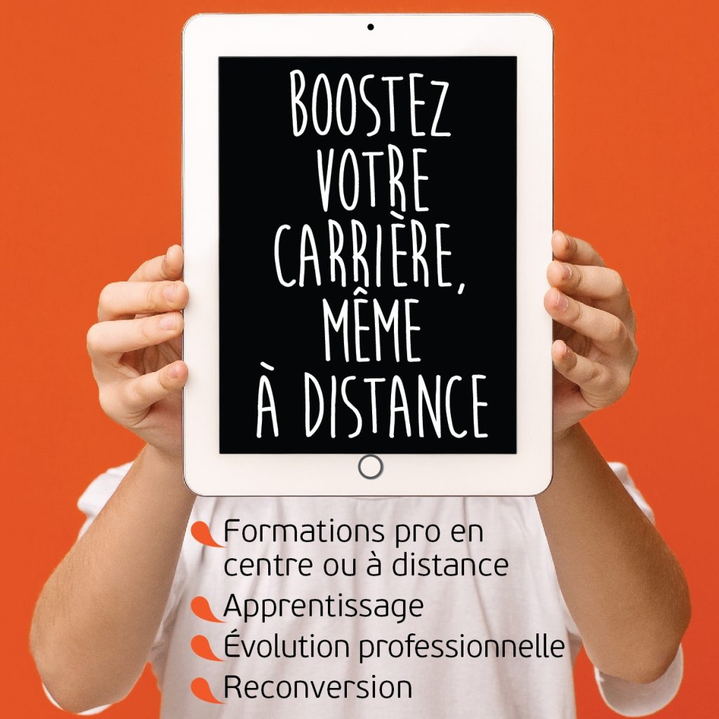 Visuel promotionnel sur fond orange montrant une personne tenant une tablette numérique blanche devant le haut du corps. L'écran de la tablette affiche un fond noir avec le message « BOOSTEZ VOTRE CARRIÈRE, MÊME À DISTANCE » écrit en grandes lettres blanches. Sous la tablette figurent les mentions « Formations pro en centre ou à distance », « Apprentissage », « Évolution professionnelle » et « Reconversion », accompagnées de pictogrammes orange qui correspondent à la goutte du logo du CLPS.