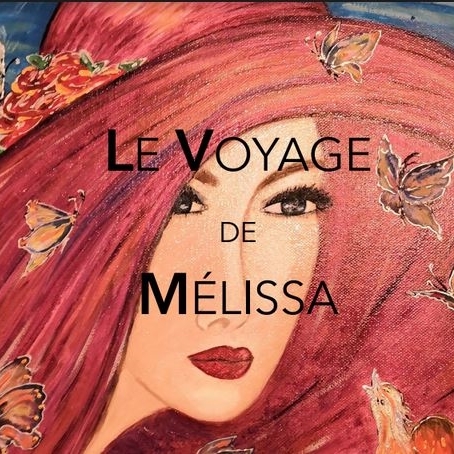 Illustration représentant le portrait peint d'une personne portant un grand chapeau rose orné de fleurs rouges. Plusieurs papillons aux teintes orangées et brunes entourent le visage. Le texte « Le voyage de Mélissa » apparaît au centre de l'image.
