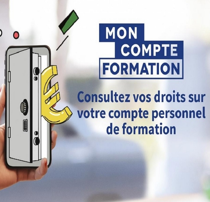 Illustration sur fond flou aux tons gris et bleus montrant une main tenant un smartphone vertical. Sur l'écran du téléphone est représenté un coffre-fort gris dont la porte est ouverte. Un symbole euro jaune en trois dimensions sort du coffre et dépasse de l'écran du smartphone. Autour du téléphone figurent plusieurs éléments graphiques colorés, notamment un rectangle vert, un point rouge et des formes jaunes. À droite de l'image apparaissent le logo bleu « MON COMPTE FORMATION » ainsi que le texte « Consultez vos droits sur votre compte personnel de formation ».