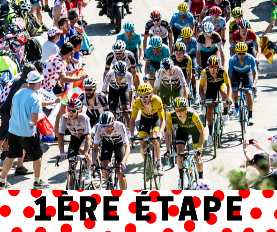 Photographie d'une étape d'une course cycliste sur route montrant un peloton compact de coureurs portant des casques et des maillots de différentes couleurs. Les cyclistes roulent sur une route bordée de nombreux spectateurs. Plusieurs personnes portent des vêtements à pois rouges rappelant le maillot du meilleur grimpeur et agitent des drapeaux au passage du peloton. Dans la partie basse du visuel, le texte « 1ÈRE ÉTAPE » apparaît en grandes lettres noires sur fond blanc décoré de pois rouges.
