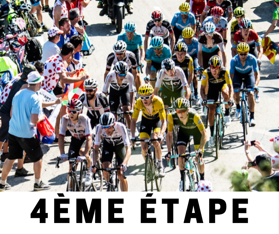 Photographie d'un peloton cycliste roulant sur une route bordée de spectateurs lors d'une course sur route. Plusieurs dizaines de coureurs portent des maillots de couleurs variées, notamment jaune, bleu, noir, vert, blanc et rouge, ainsi que des casques de protection assortis. Les spectateurs sont regroupés au bord de la chaussée, certains vêtus de tenues blanches à pois rouges et d'autres tenant des drapeaux. Un large bandeau blanc occupe toute la partie inférieure de l'image avec l'inscription « 4ÈME ÉTAPE » en grandes lettres noires.
