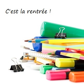 Texte « C'est la rentrée ! » accompagné de fournitures scolaires empilées : cahiers, stylos, surligneurs, crayons, règle et pinces métalliques.