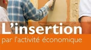 Visuel avec le texte « L’insertion par l’activité économique » sur un bandeau orange devant une photographie de personnes au travail.